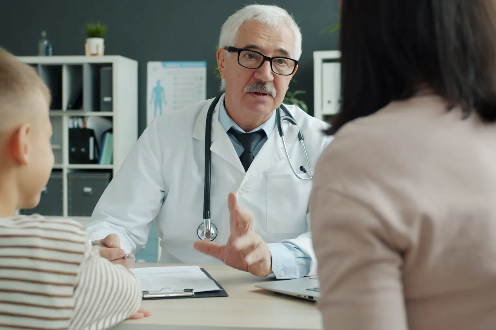 Médico conversando con un paciente en consulta