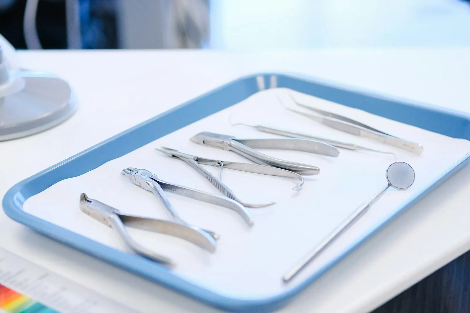 Instrumental médico ordenado en una bandeja