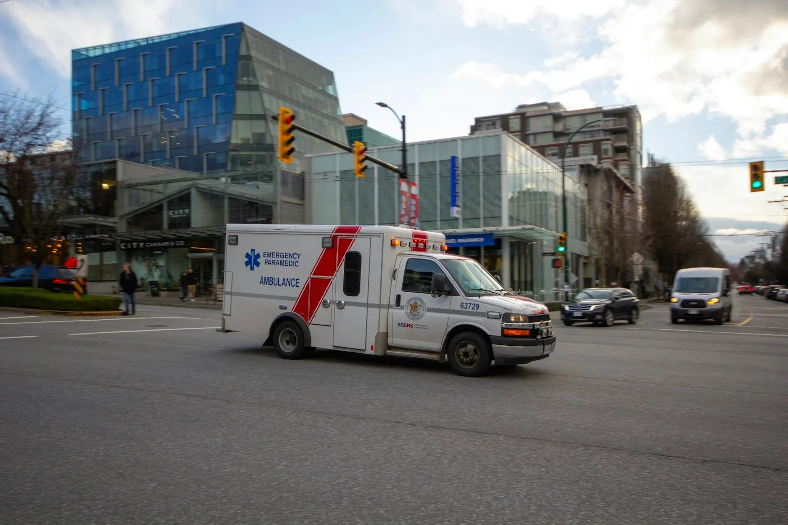 Unidad médica móvil en la calle
